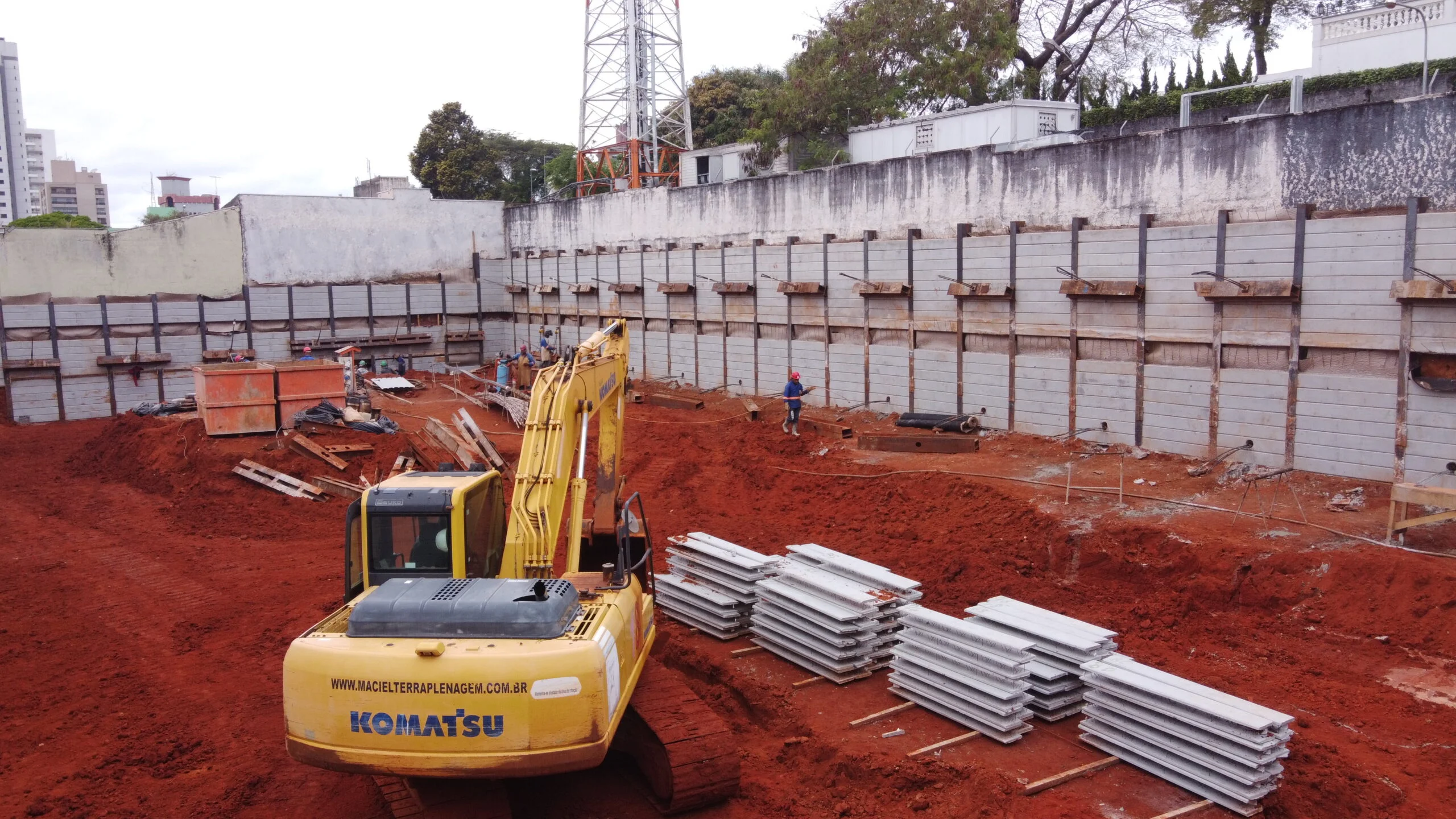 Cortina de contenção em concreto pré-moldado PP Painéis