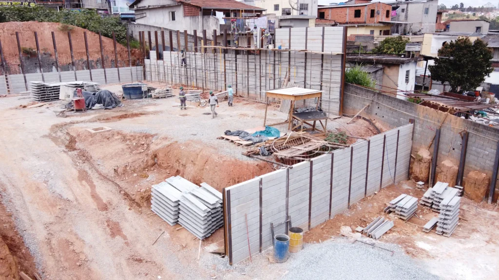 Cortina de Contenção com Estacas ou Estacas Justapostas