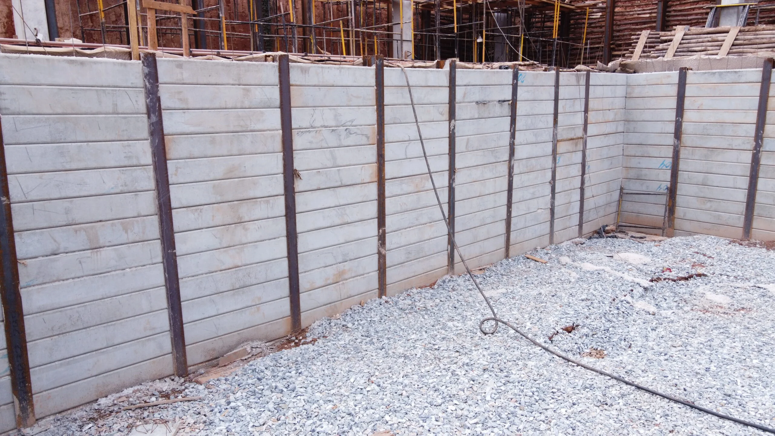 Obra com cortina de contenção PP Painéis